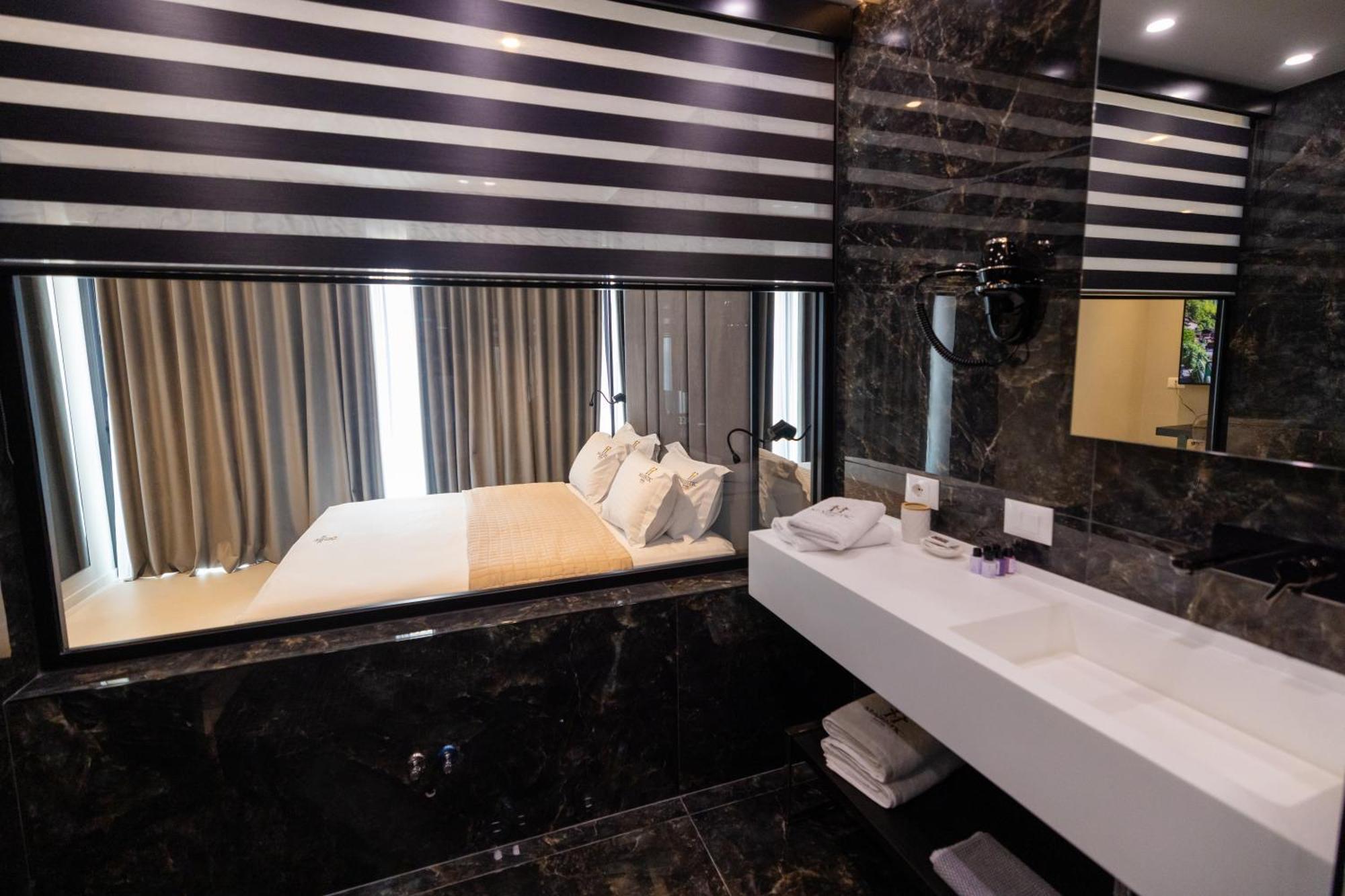 Hotel Majestic Radhimë 외부 사진