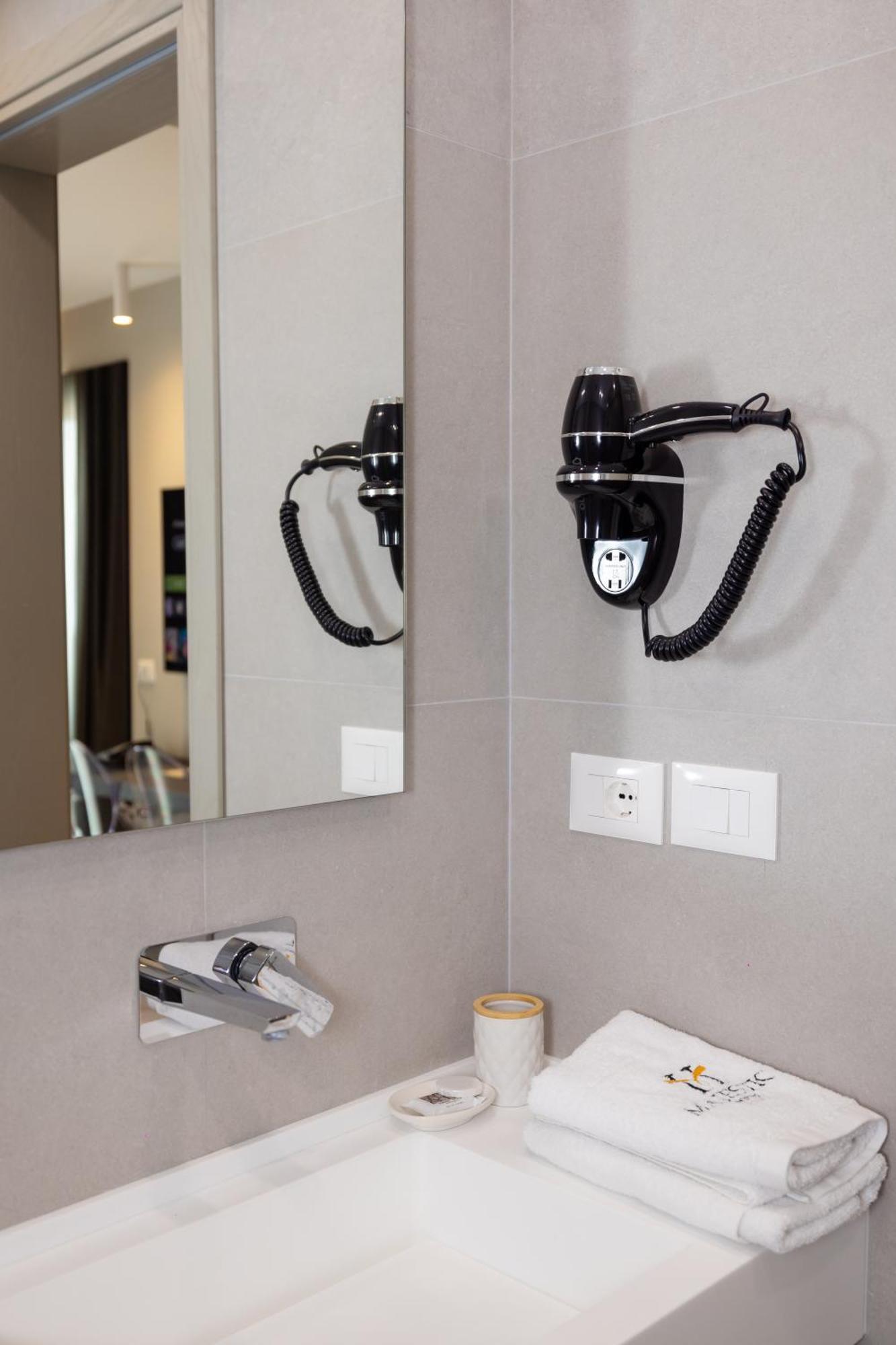 Hotel Majestic Radhimë 외부 사진