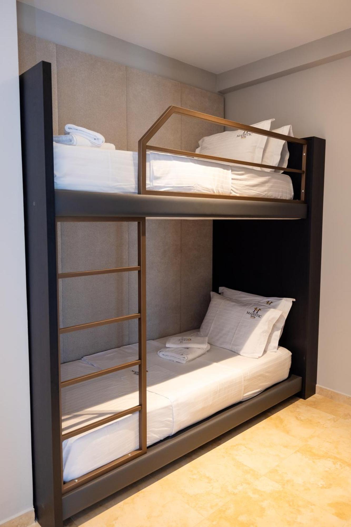 Hotel Majestic Radhimë 외부 사진