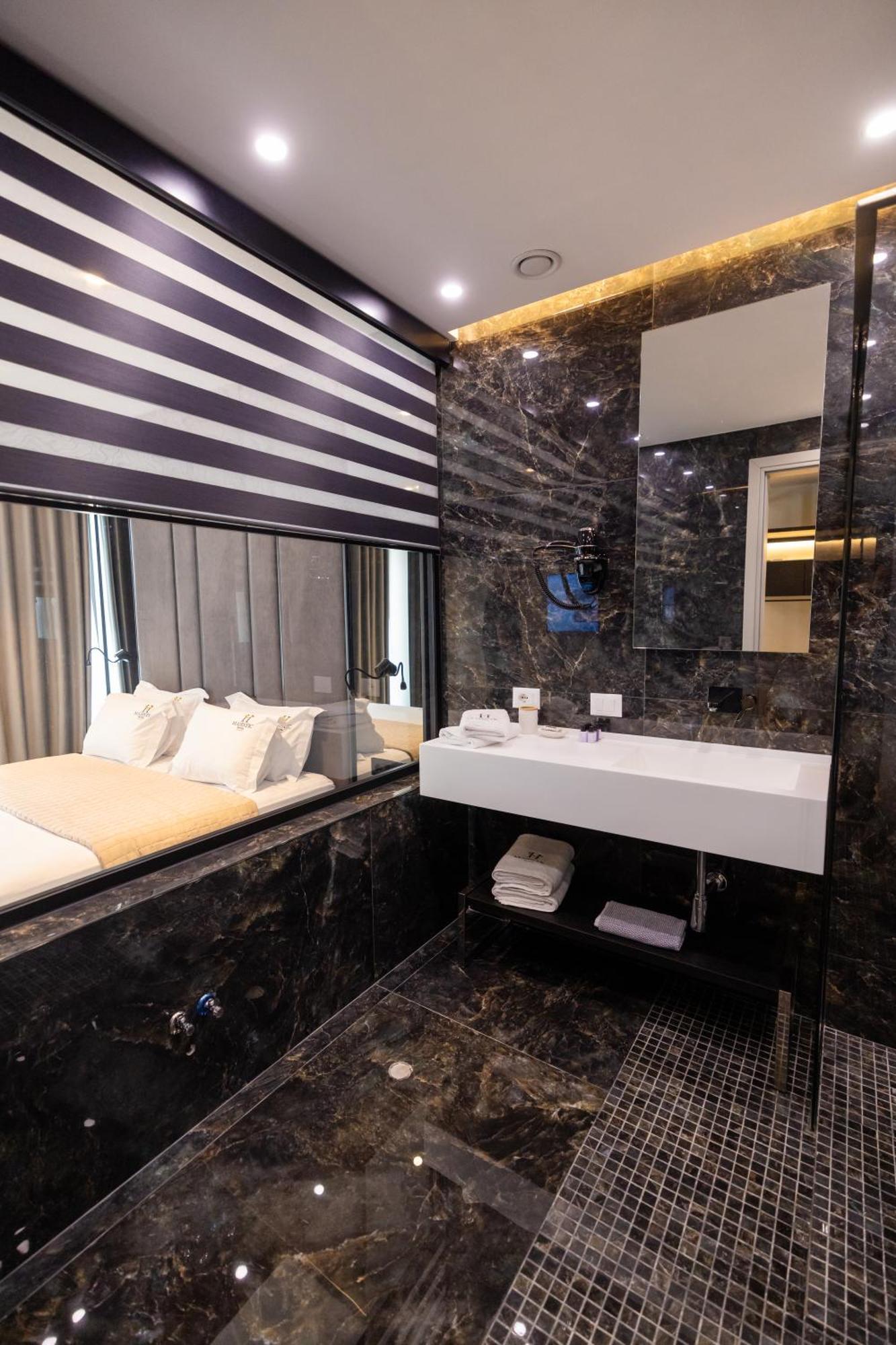 Hotel Majestic Radhimë 외부 사진