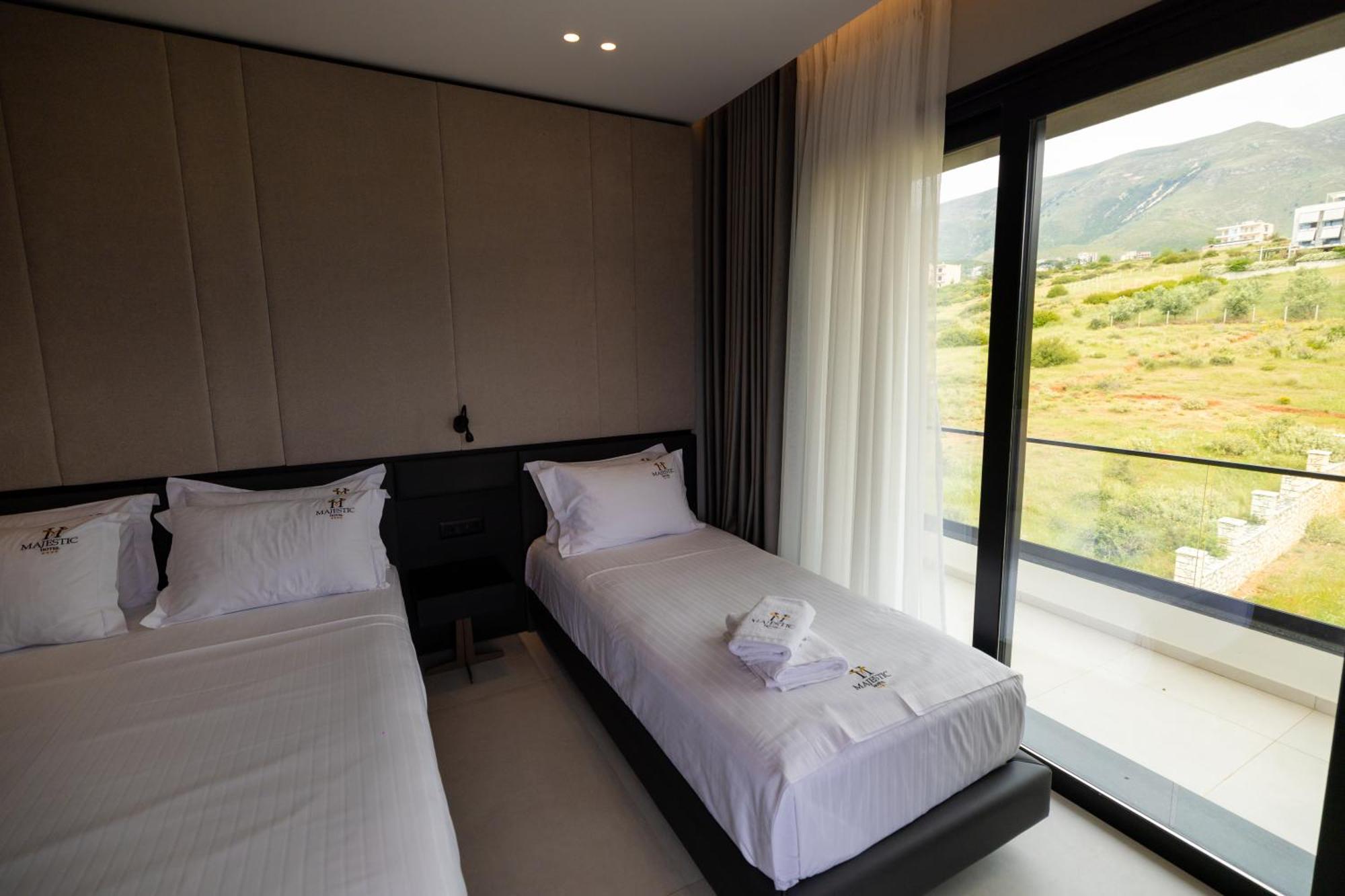 Hotel Majestic Radhimë 외부 사진