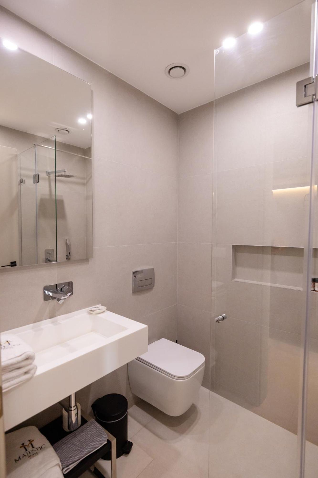 Hotel Majestic Radhimë 외부 사진