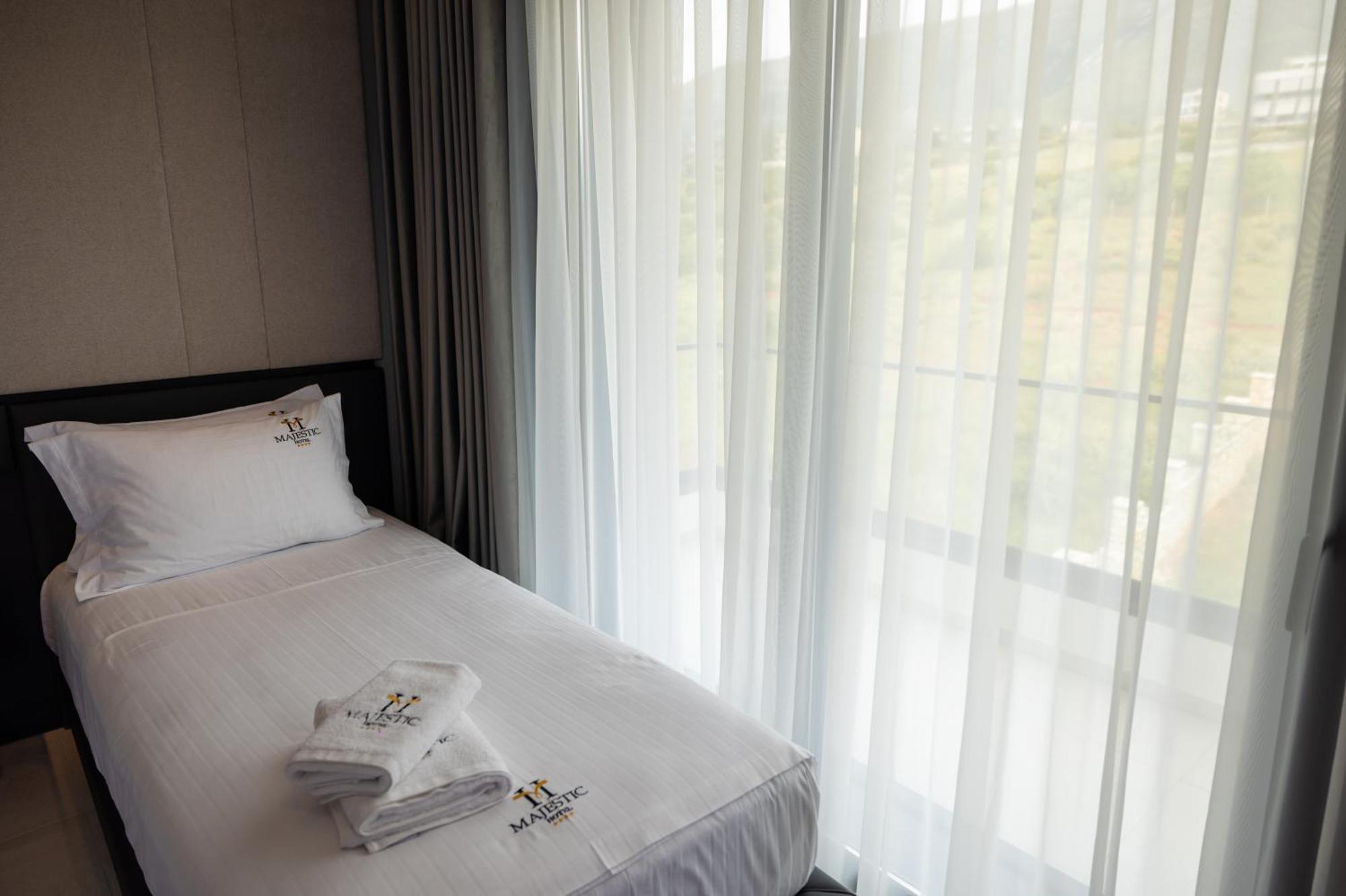 Hotel Majestic Radhimë 외부 사진